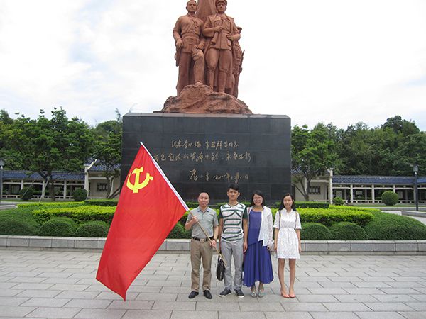 参观李明瑞韦拔群纪念馆（尺寸版）