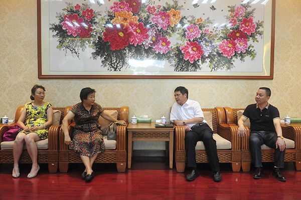 自治区工商联副主席韦峥芳（左二）与协会执行会长邱炳发（右二）、协会秘书长彭剑啸（右一）在座谈